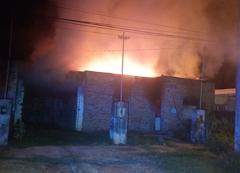 San Guillermo: incendio de una casa deshabitada que se extendió a un depósito